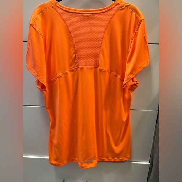 Under Armour workout top - Picture 2 of 2